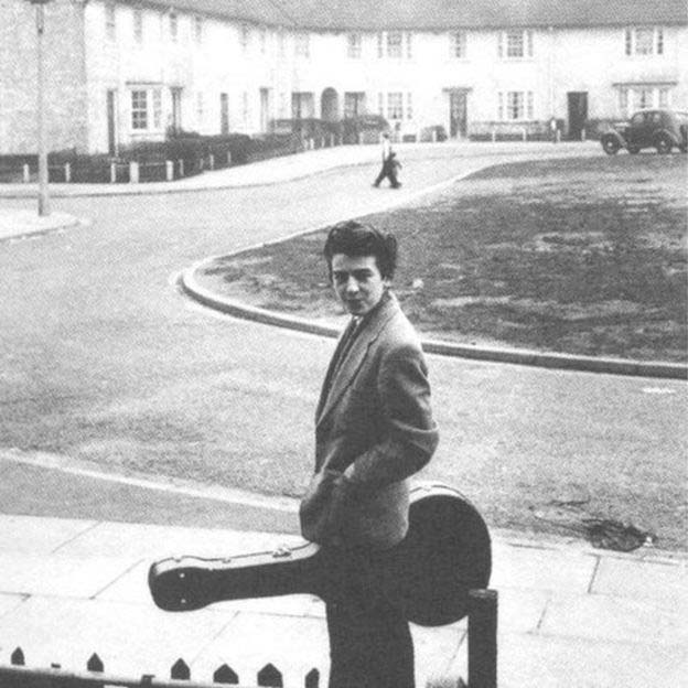 15-летний Джордж Харрис перед своим домом в Ливерпуле