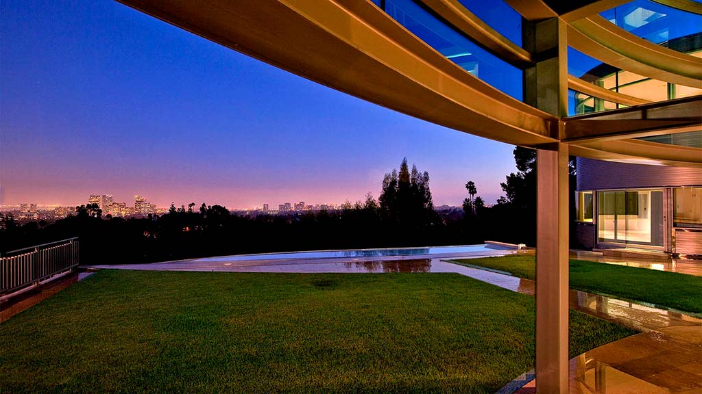 Вид с лужайки дома Бибера на Лос-Анджелес