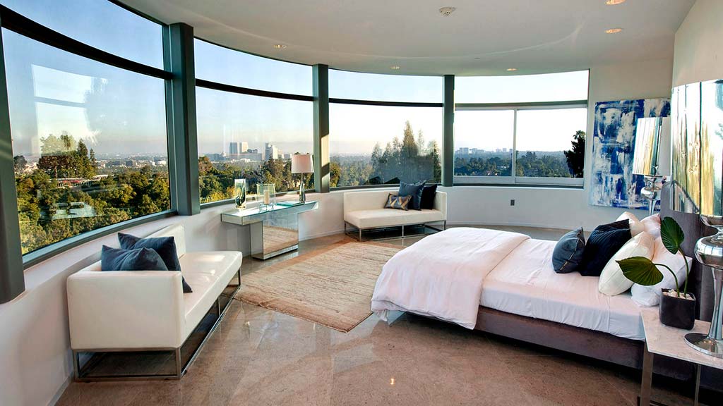 Панорамная спальня в стеклянном доме Бибера