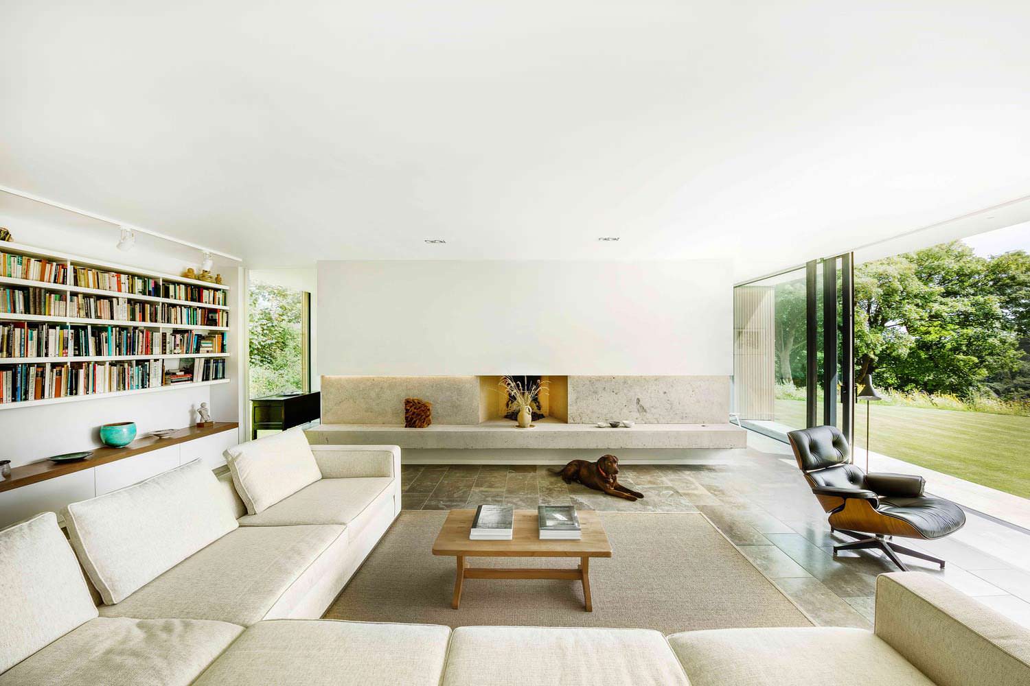 Огромный диван в гостиной. Дизайн Strom Architects