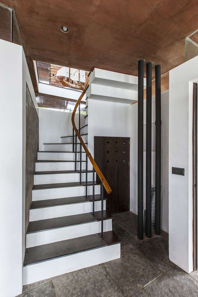 Интерьер дома с лестницей на второй этаж