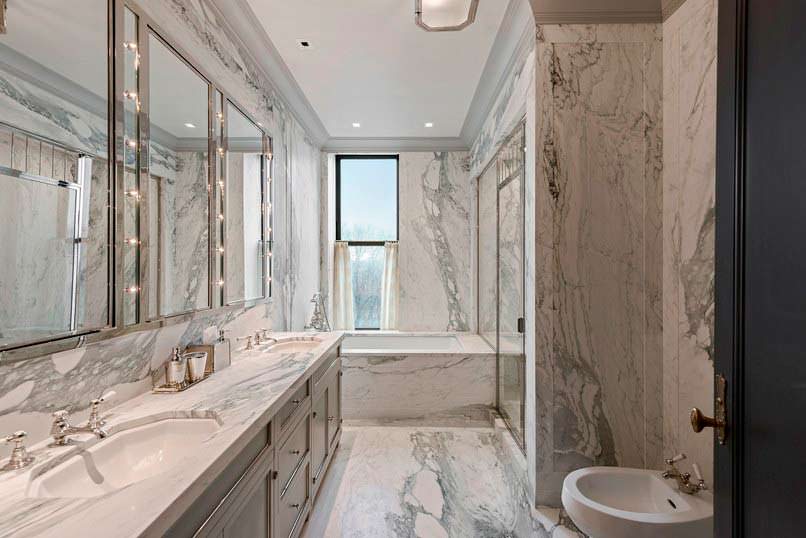 Мраморная ванная комната в номере отеля «Плаза» в Нью-Йорке