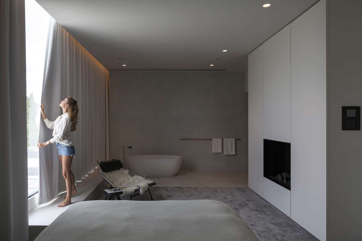 Дизайн спальни с камином