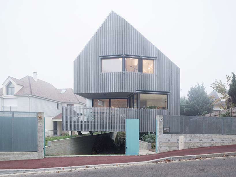 Ассиметричный дом во Франции от Karawitz Architects