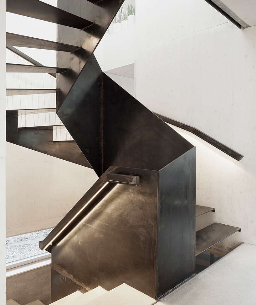 Металлическая лестница в дизайне