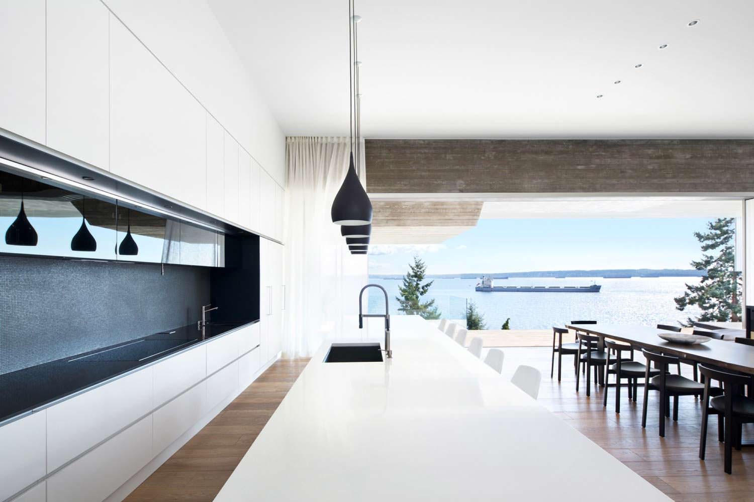 Панорамная кухня с видом на море