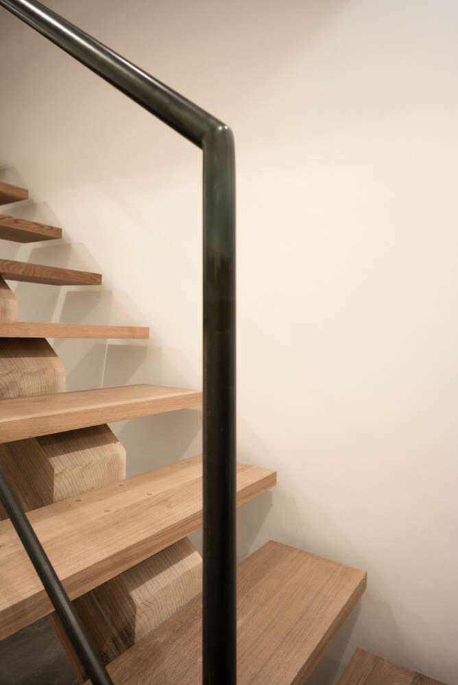 Стальные поручни деревянной лестницы