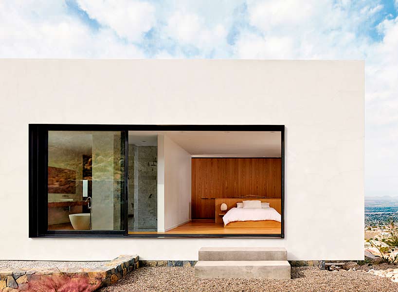 Фото | Спальня с панорамным окном горного дома над Эль-Пасо
