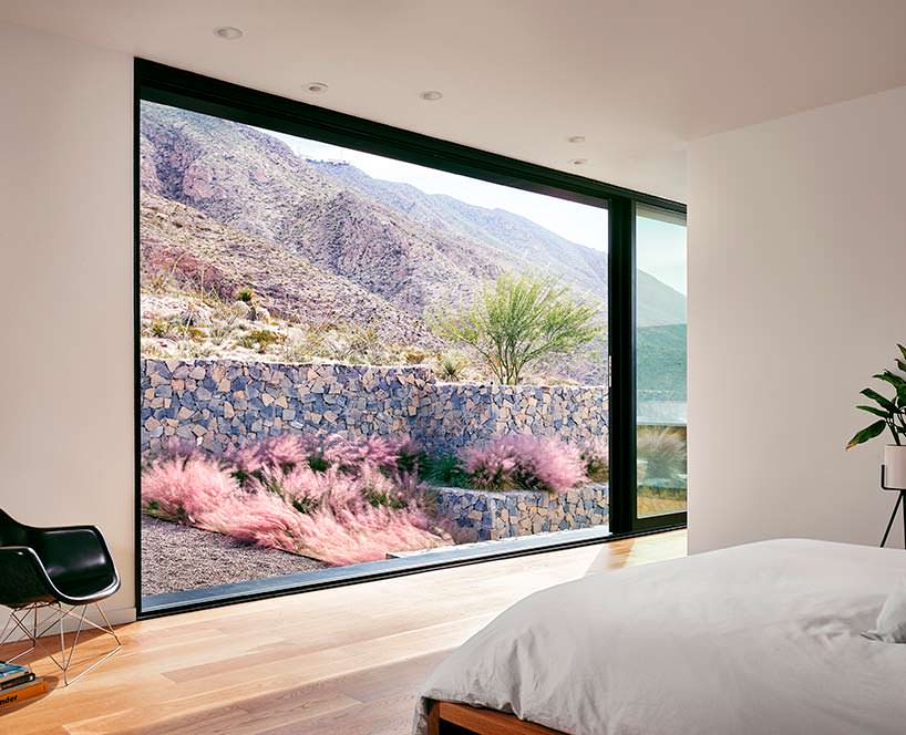 Фото | Огромное окно в спальне. Дизайн Hazelbaker Rush