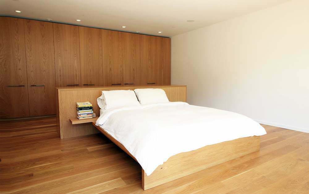 Фото | Аскетичный дизайн спальни в доме от Hazelbaker Rush