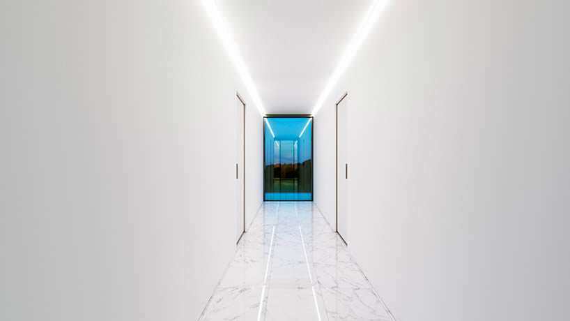 Белый интерьер коридора в доме. Дизайн Nravil