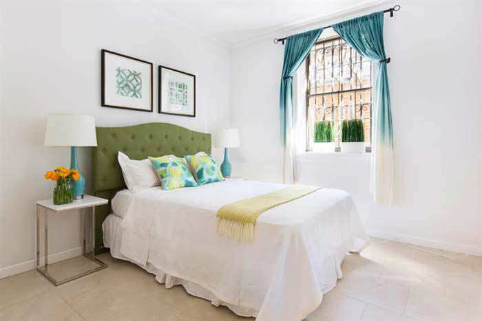 Фото | Дизайн спальни в светлых тонах в доме Криса Рока