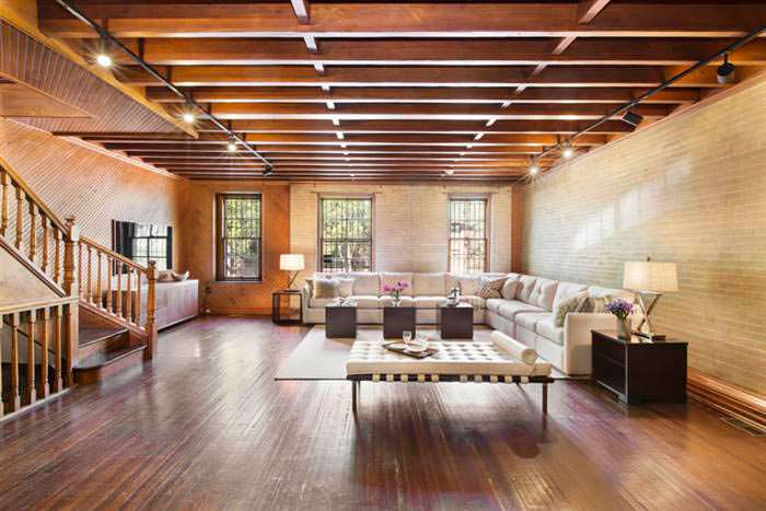Потолок с деревянными балками в дизайне гостиной Криса Рока