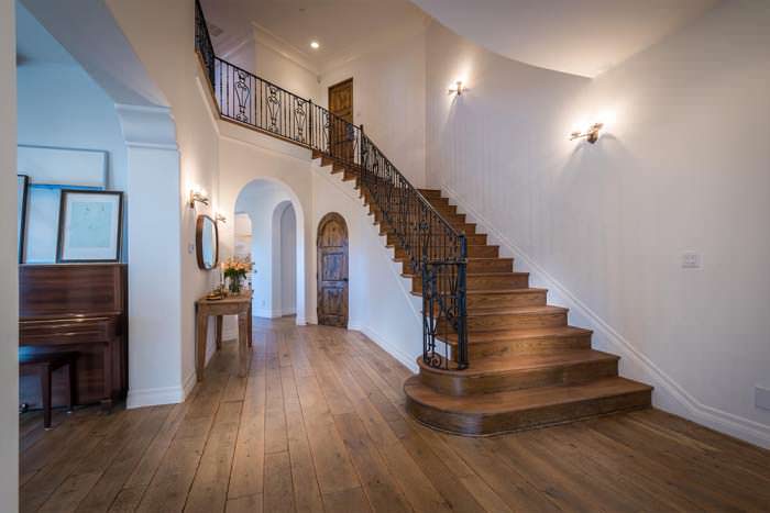 Дизайн деревянной лестницы на второй этаж в доме Лорен Карен