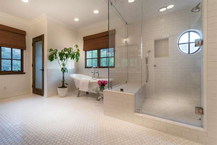 Фото | Дизайн большой ванной комнаты в доме Лорен Конрад