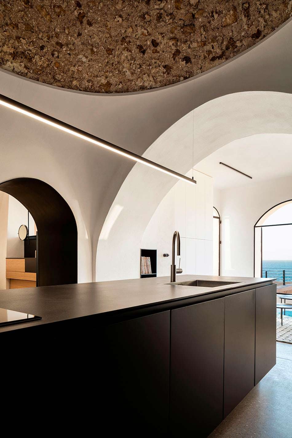 Дизайн кухни в стиле минимализм в квартире-пещере