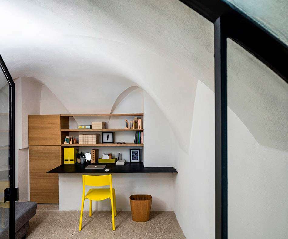 Дизайн кабинета в квартире-пещере в городе Яффа, Израиль
