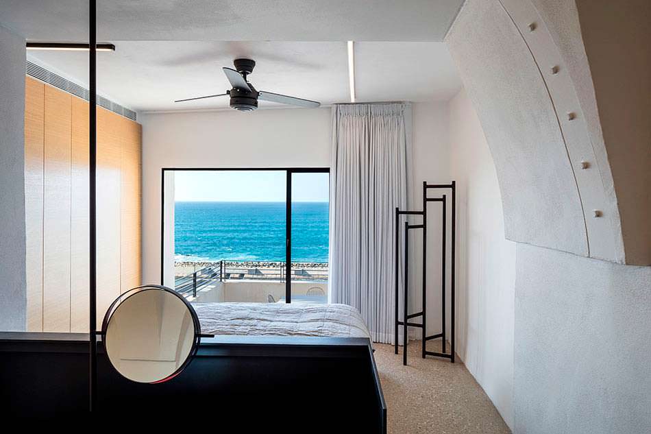 Спальня с панорамным видом на море в городе Яффа