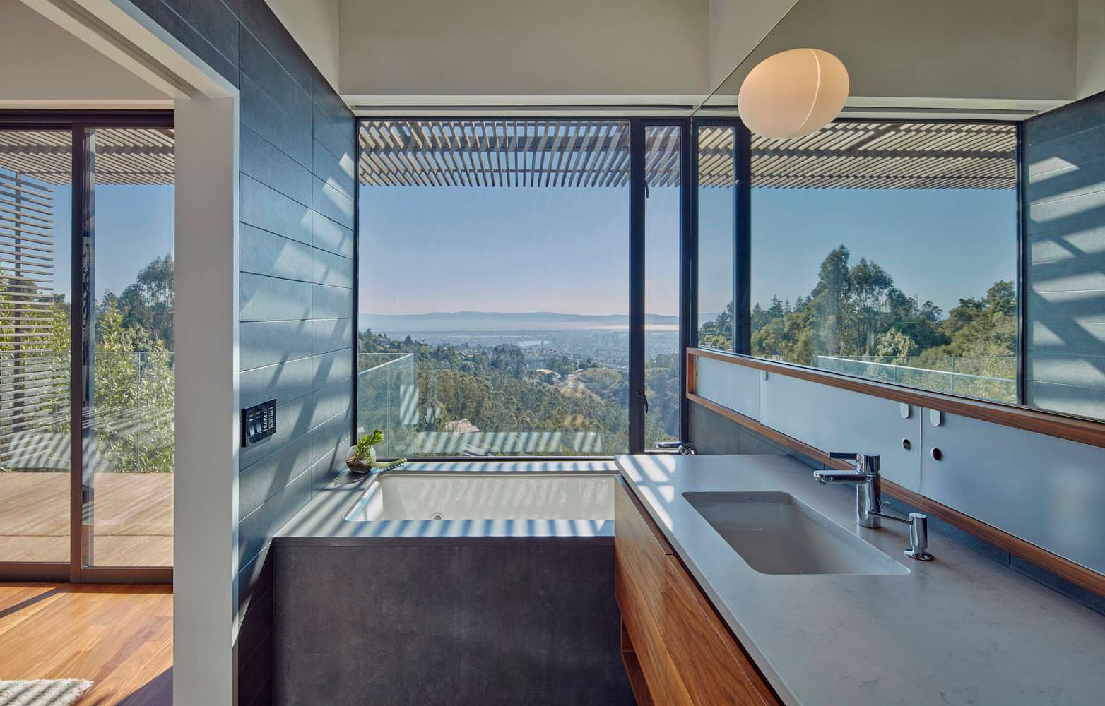 Панорамная ванная комната. Дизайн Terry & Terry Architecture