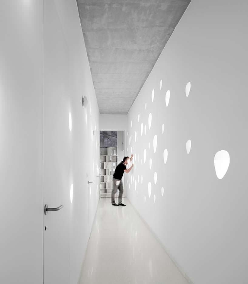 Дизайн узкого коридора Villa Ypsilon от бюро LASSA