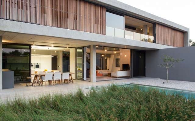 Дом в стиле минимализм с бассейном от Thomas Gouws Architects