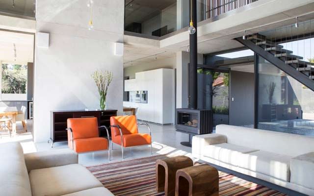 Минималистский дизайн гостиной в доме от Thomas Gouws Architects