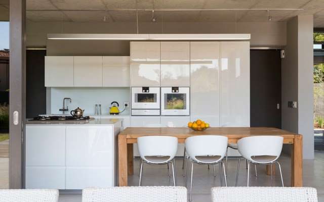 Современный дизайн кухни в доме от Thomas Gouws Architects