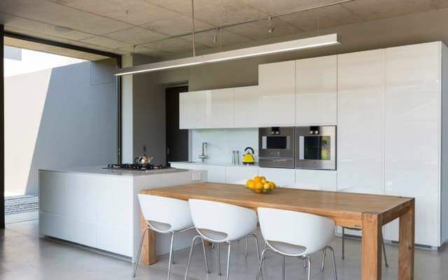 Минимализм кухни в доме от Thomas Gouws Architects