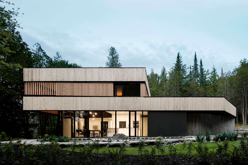 Современный дом в Канаде на берегу озера Мемфремейгог