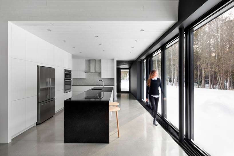 Современная кухня с барной стойкой. Дизайн ACDF Architects