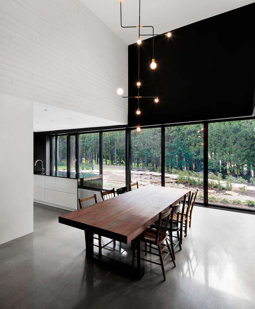 Современная кухня-столовая в доме. Дизайн ACDF Architects