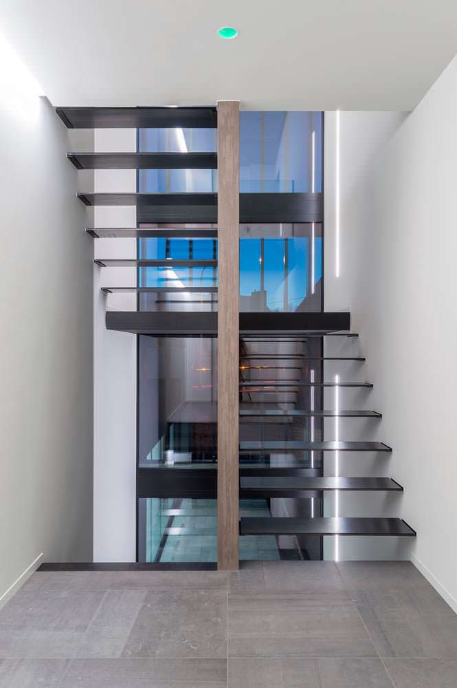 Hi-Tech лестница: сталь и стекло