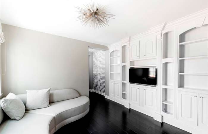Черно-белый дизайн комнаты с телевизором и диваном