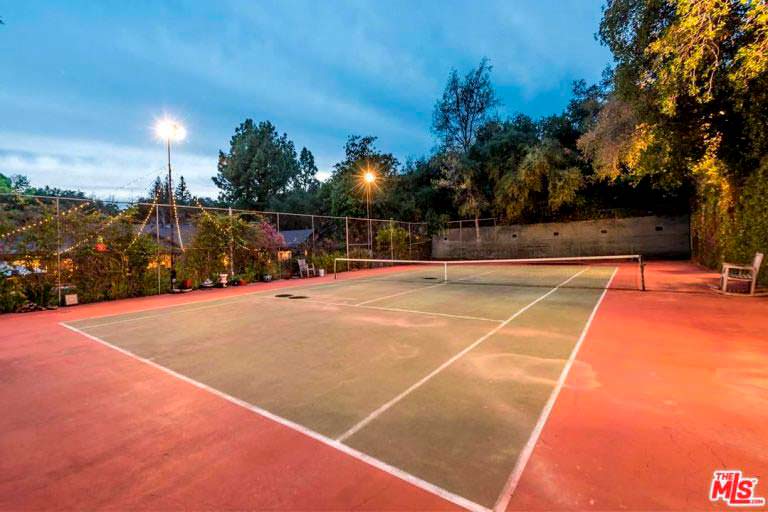 Частный теннисный корт у дома Кейт Уолш в Калифорнии