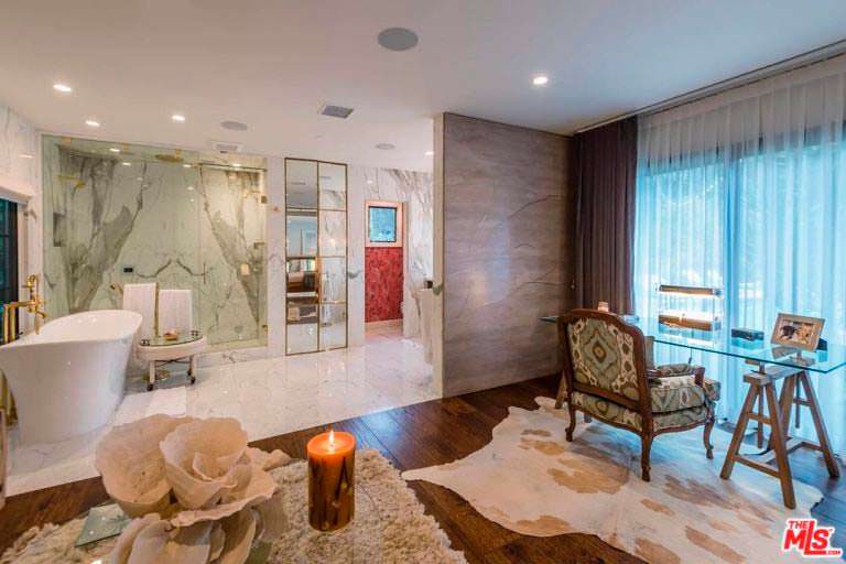Мраморный дизайн ванной комнаты в доме актрисы Кейт Уолш