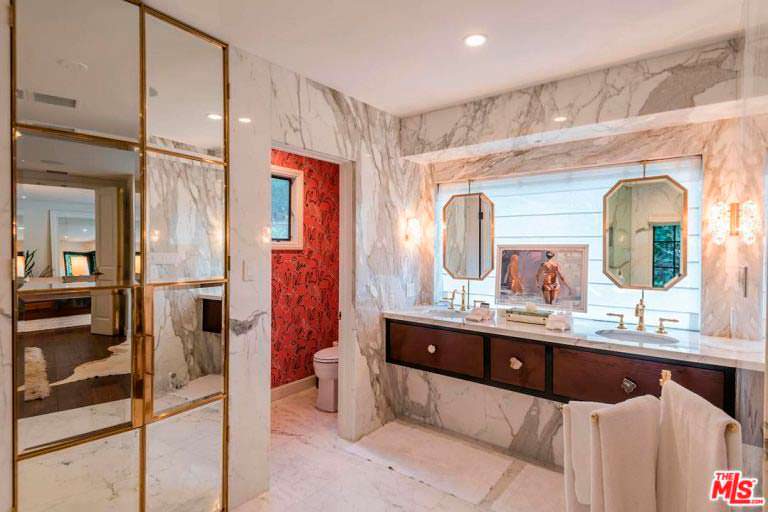Мраморная ванная комната в доме актрисы Кейт Уолш