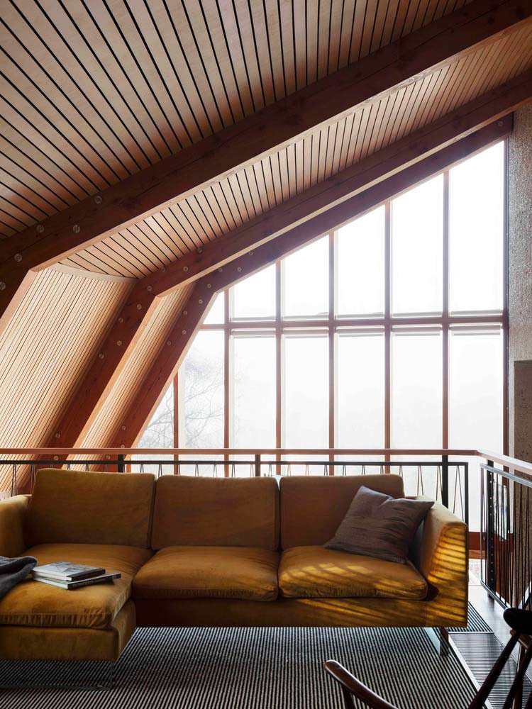 Угловой дизайн в интерьере дома у озера от Mole Architects