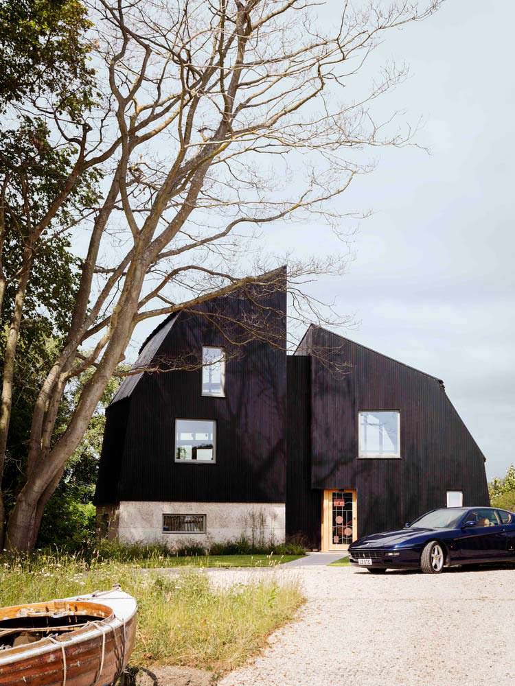 Фото | Черный дом у озера. Проект Mole Architects