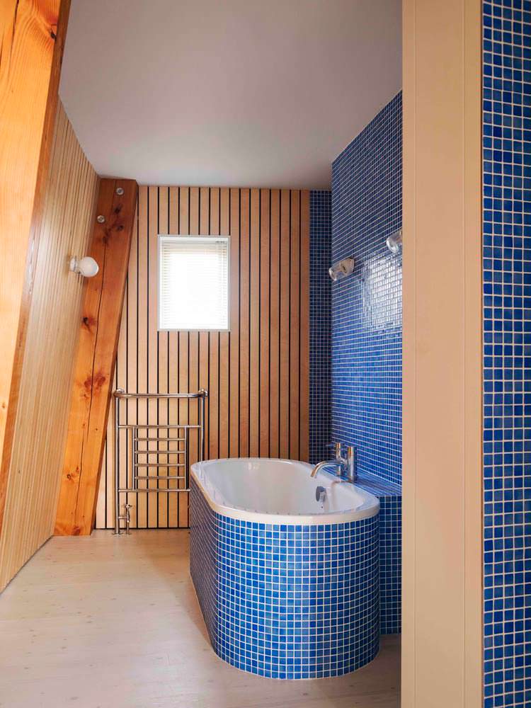 Деревянный интерьер ванной комнаты. Дизайн Mole Architects