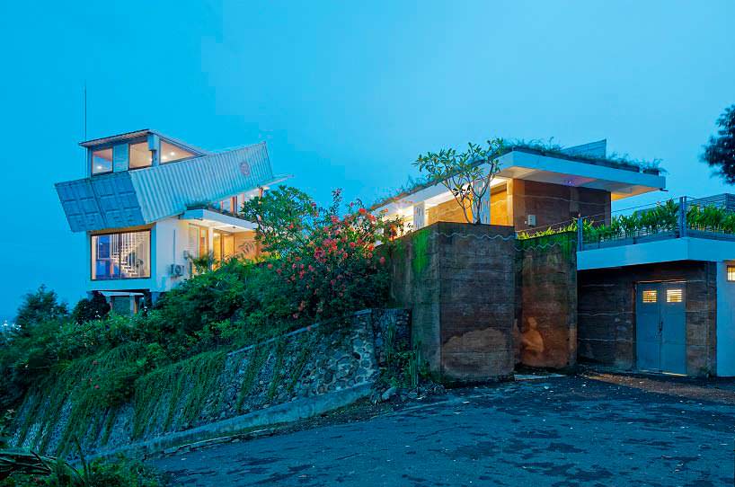 Дом на холме на острове Ломбок с видом на океан и горы