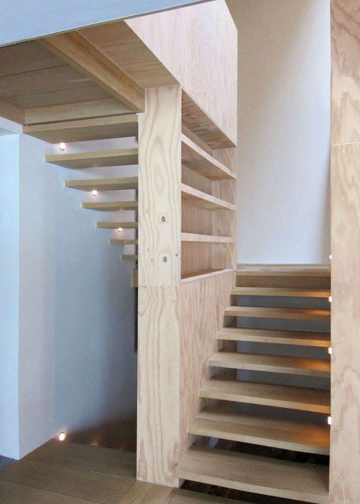 Деревянная лестница в доме от SAMYN and PARTNERS
