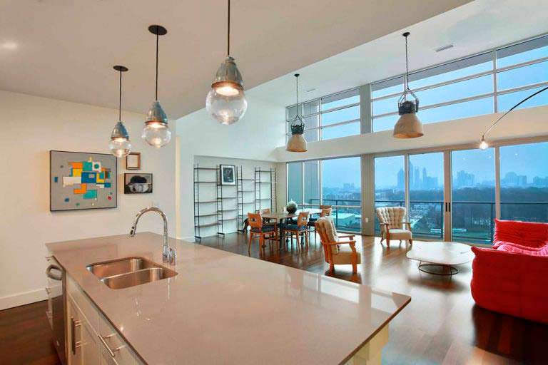 Панорамный вид на Атланту из кухни в пентхаусе