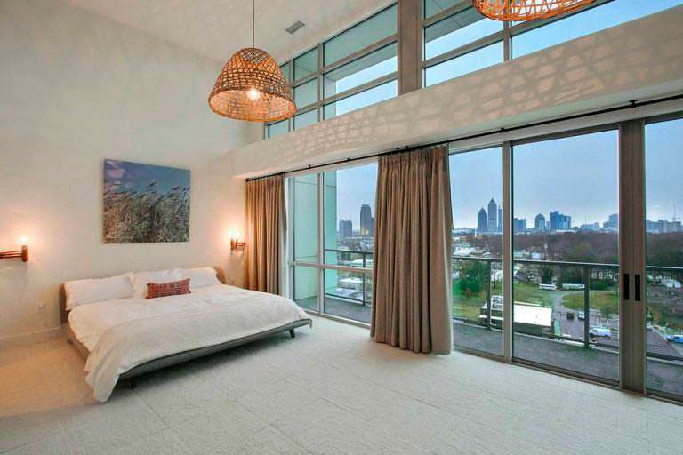 Дизайн спальни в пентхаусе актрисы Элисон Ханниган в Атланте