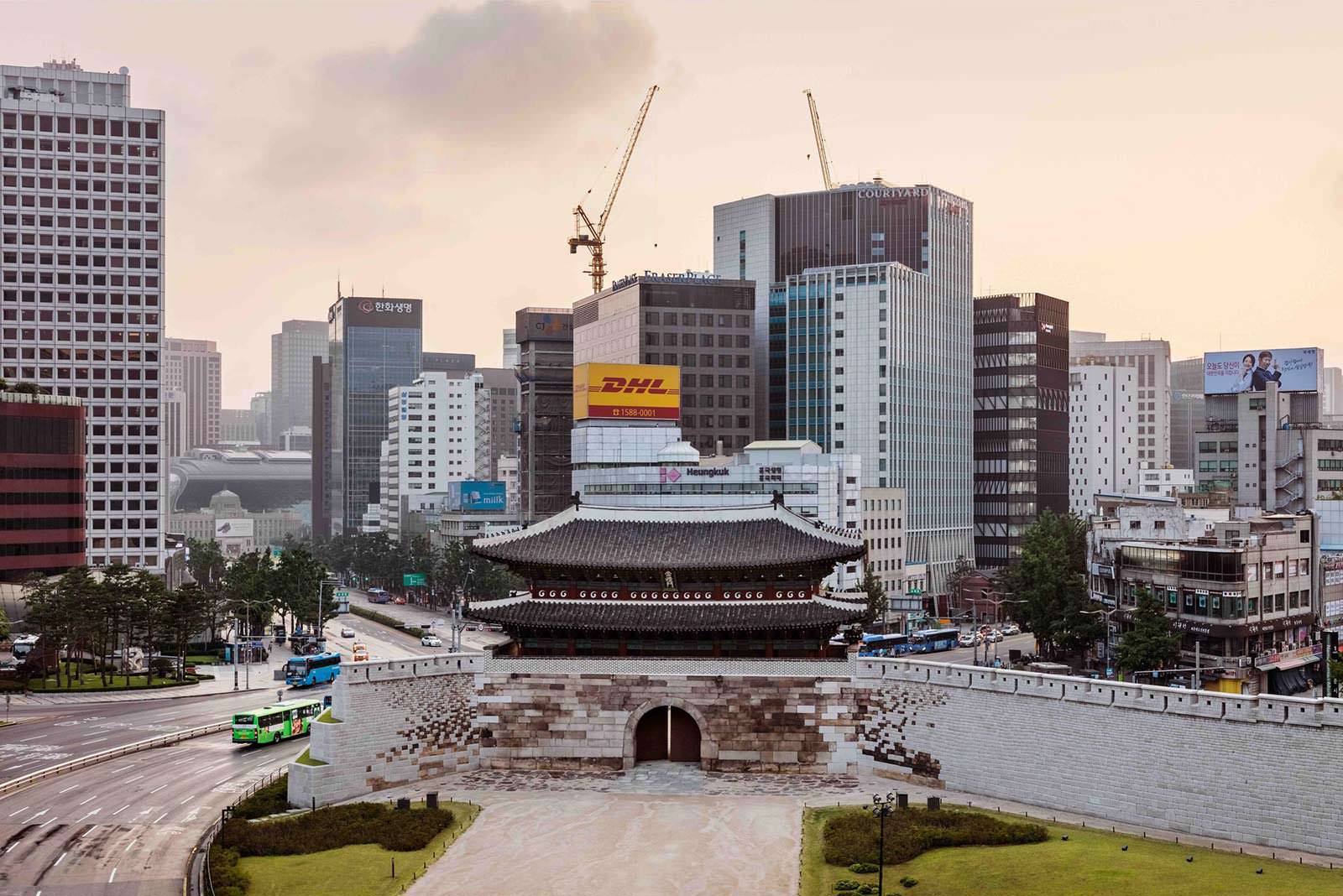 Современный Сеул в районе исторического рынка Намдэмун