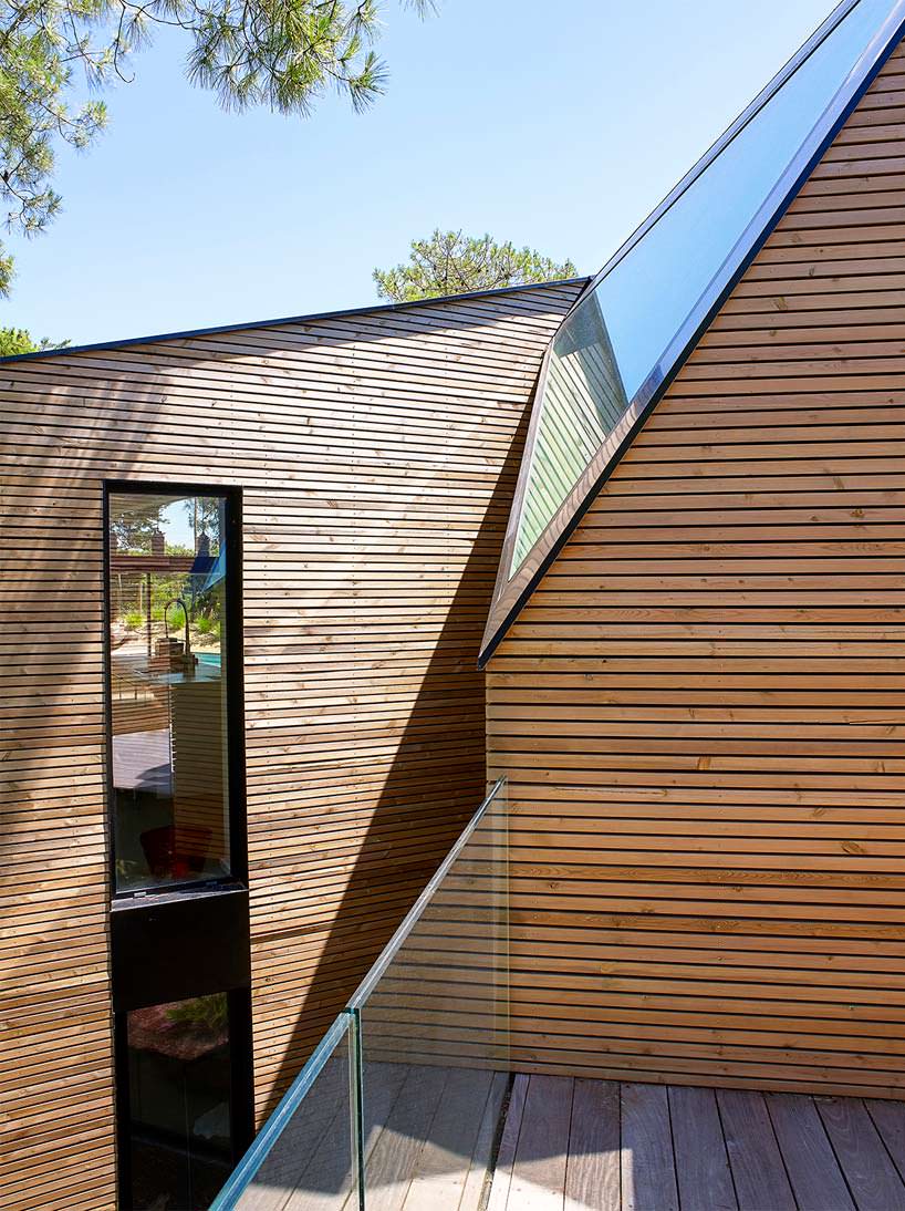 Деревянная отделка фасада виллы от Atelier Du Pont