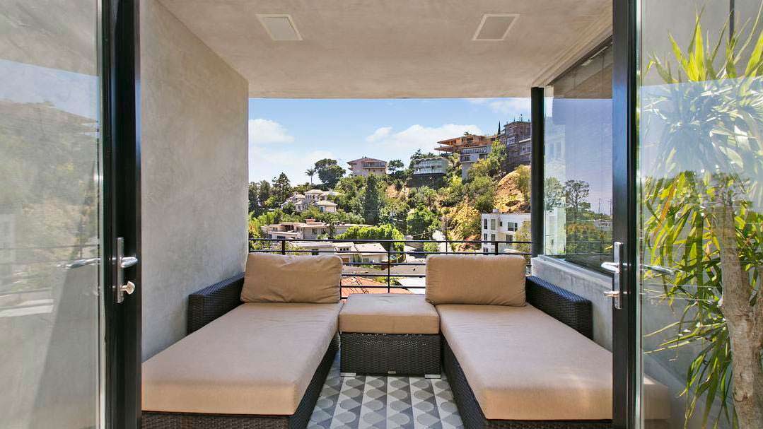 Вид на дома в Голливуд-Хиллз из окон дома Адама Ламберта