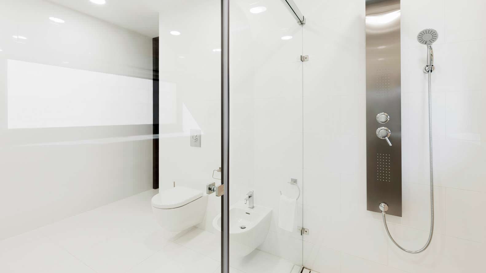 Белоснежная ванная комната. Проект M3 Architects