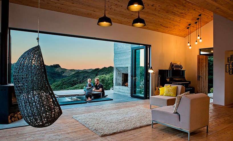 Терраса у дома с камином и спа-зоной. Дизайн Дэвида Мориса