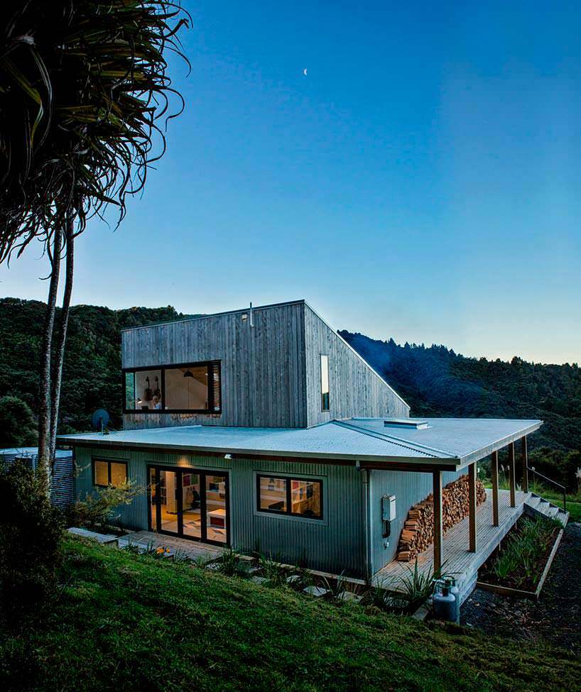 Двухэтажный деревянный дом в джунглях Новой Зеландии