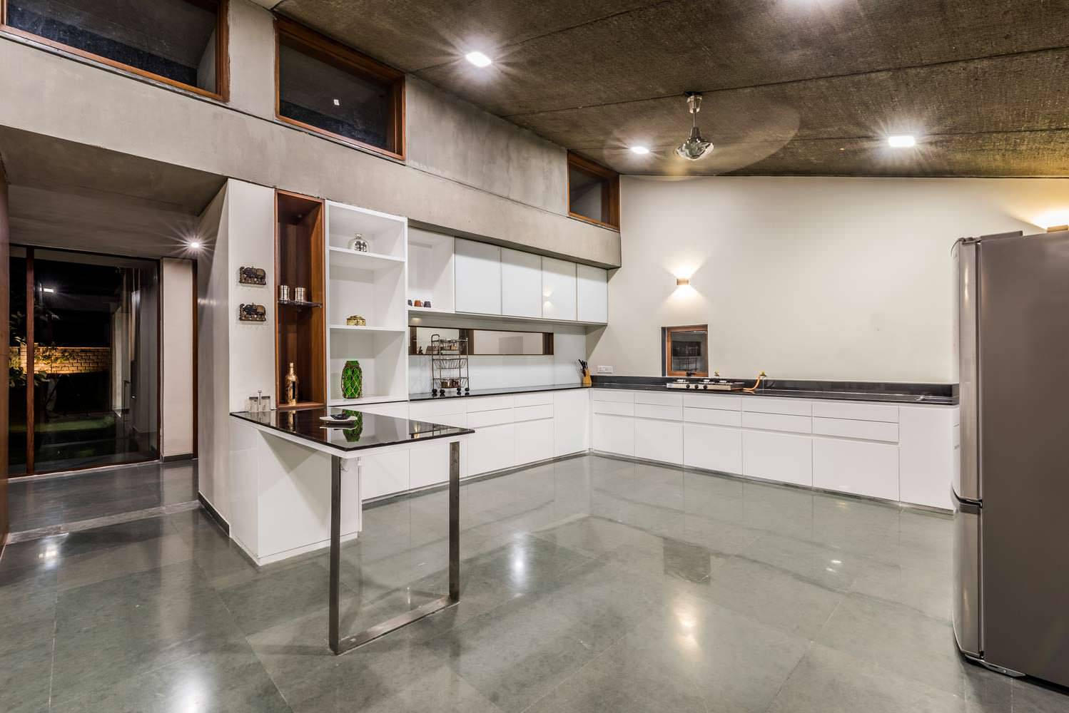 Техно-дизайн кухни в доме Outhouse от Misa Architects